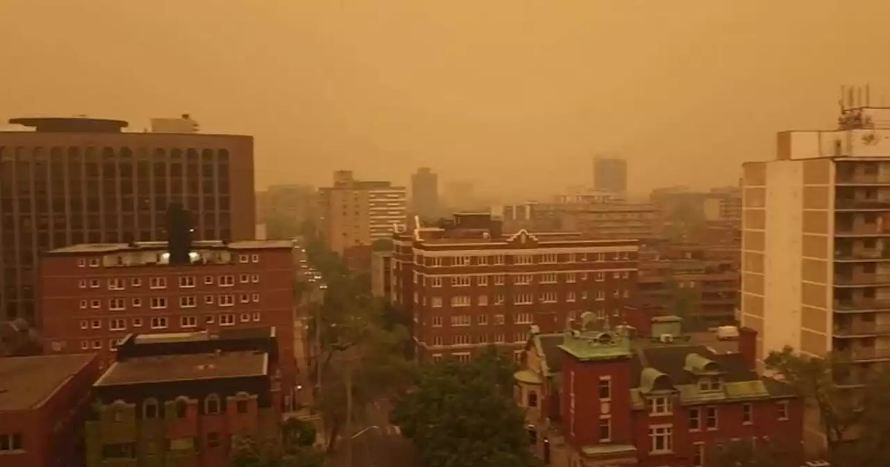 Il cielo marziano di Ottawa, il Canada brucia