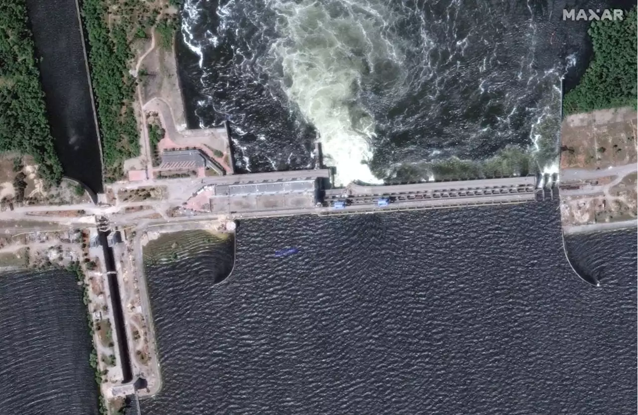 Kherson residents flee under artillery fire after collapsed Kakhovka dam floods homes