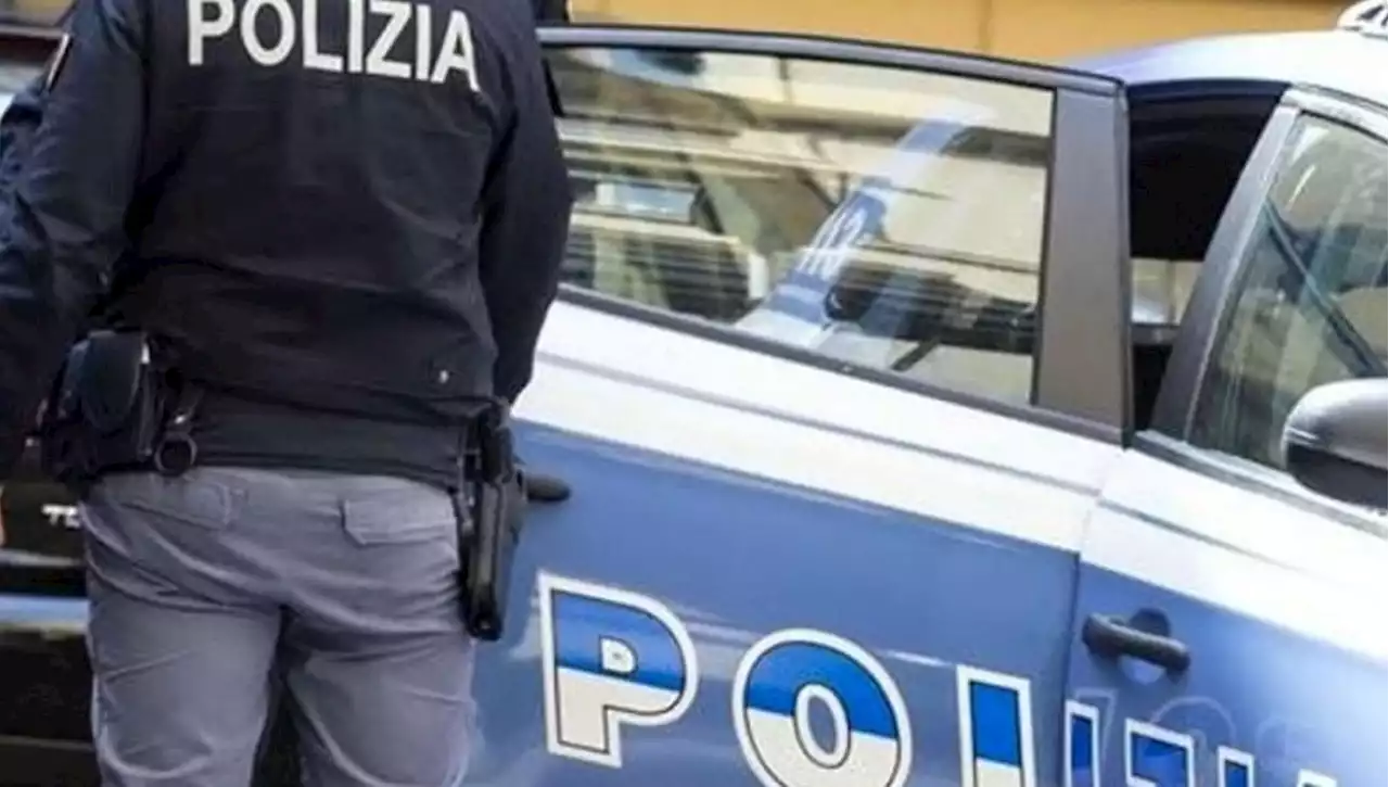 Poliziotti arrestati per violenze, il capobanda Alessandro Migliore rideva con la sua ragazza: “Ho detto: ora lo sfondo. E lui è crollato”