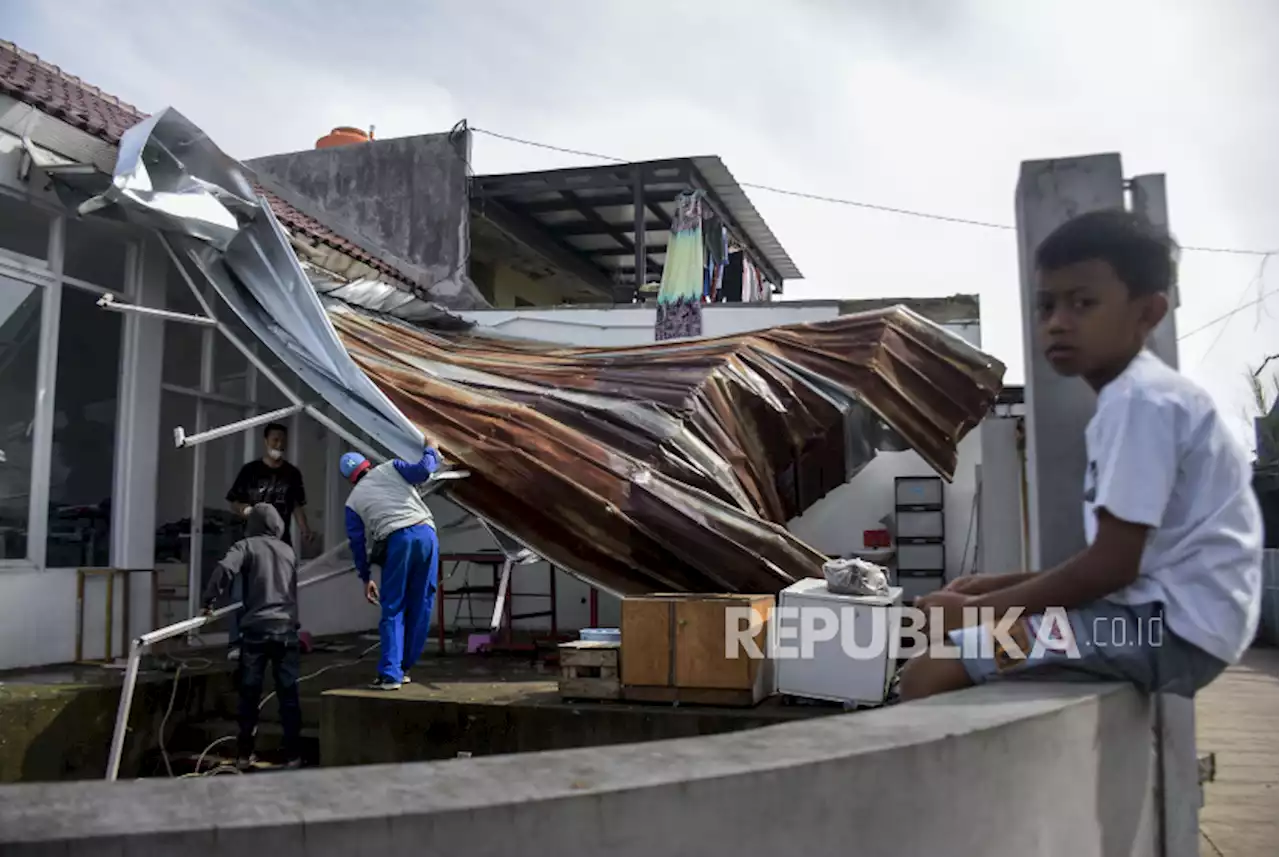 141 Rumah Rusak akibat Angin Puting Beliung Disertai Hujan Deras |Republika Online