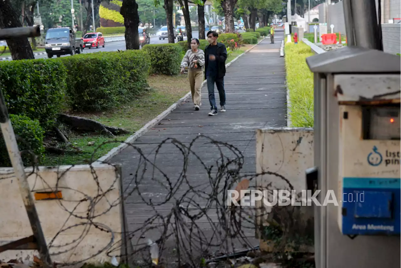 Ganggu Pejalan Kaki, Pemprov DKI Akan Bongkar Blokade Trotoar di Depan Kedubes AS |Republika Online