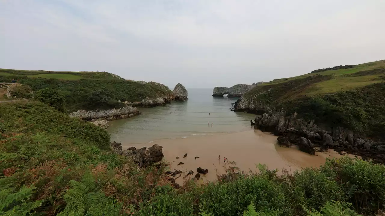 La playa escondida de Cantabria que si la visitas parece que estás en Tailandia