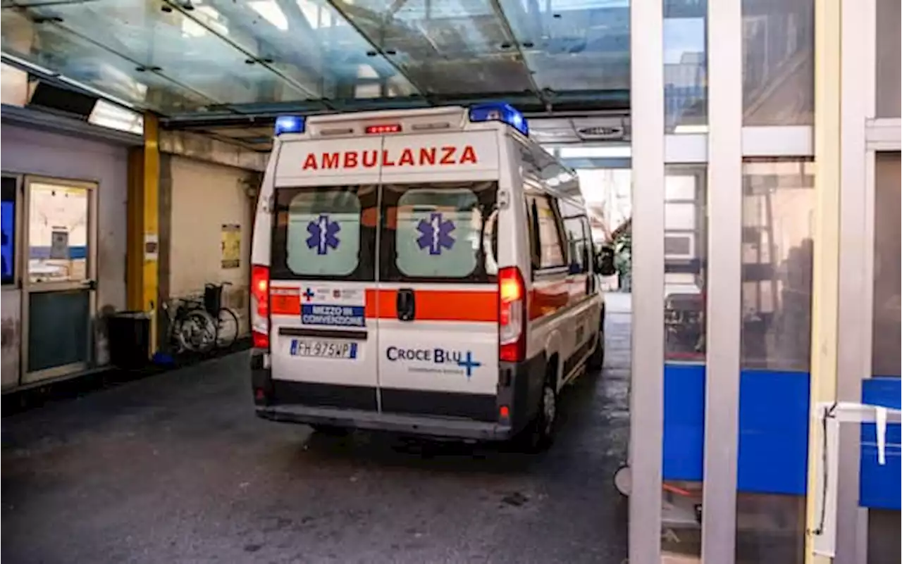 Roma, incendio in un deposito parcheggio: una persona ustionata