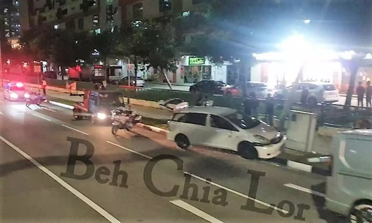 Man arrested after crashing into lamp post in accident with van while driving without licence