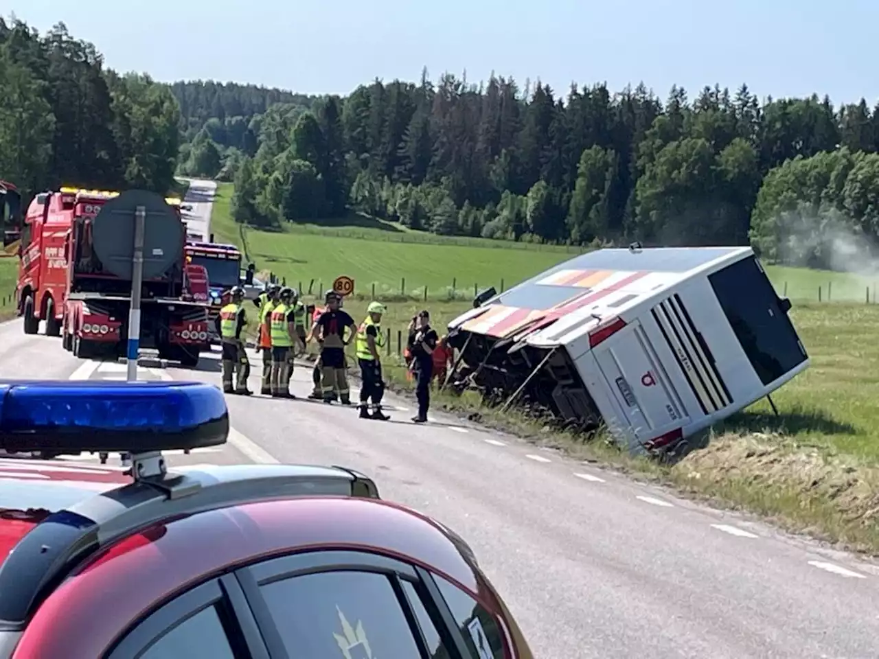 En avliden efter trafikolycka med dubbeldäckare utanför Åtvidaberg