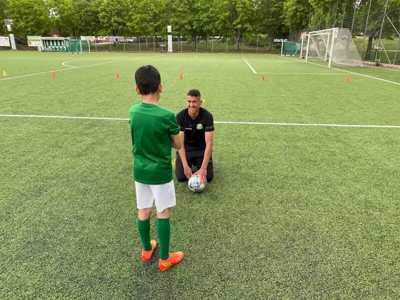 Hade inte råd att spela fotboll som liten – nu hjälper han andra barn