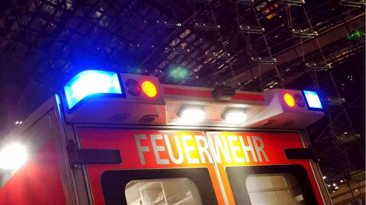 Rauch Zieht über Weite Teile Der Stadt: Feuerwehr Bei Brand Von ...