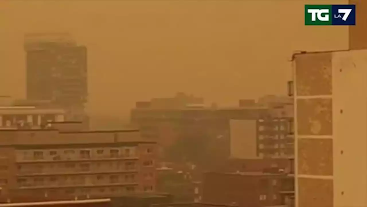 Nube di fumo e cenere oscura il cielo di New York