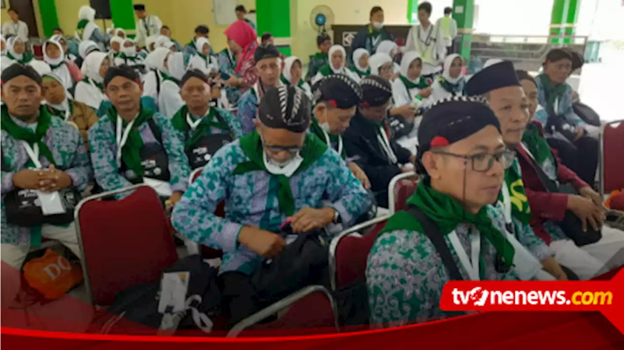 Kenalkan Budaya Jawa, Ratusan Jemaah Calon Haji asal Gunungkidul Kenakan Blangkon ke Tanah Suci