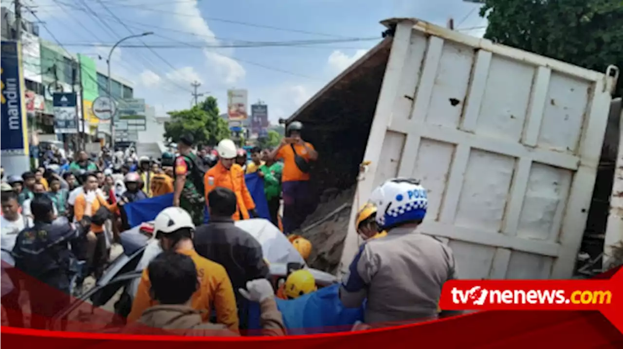 Mobil Tertimpa Truk Pasir di Semarang, Tiga Orang Terjepit dan Dievakuasi