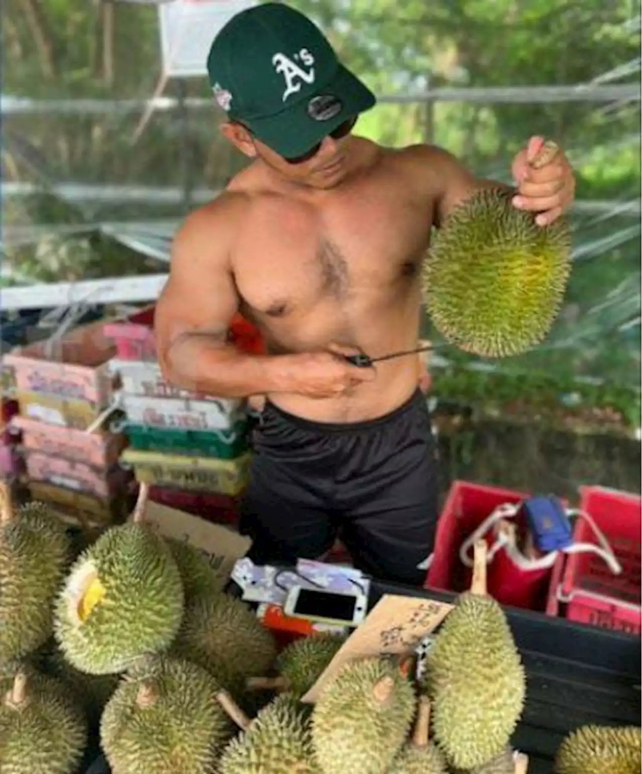 Duda berbadan sasa jual durian tanpa pakai baju