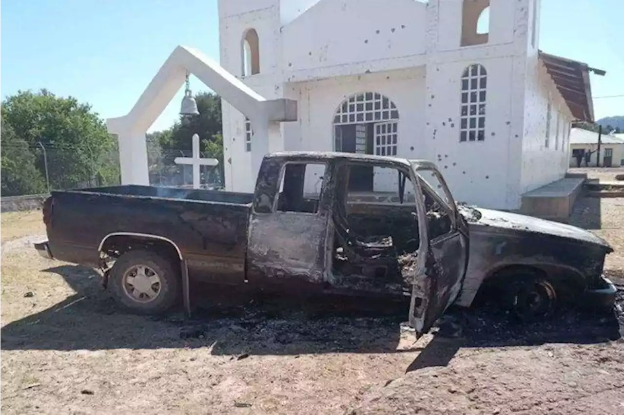 En Chihuahua, sicarios desatan balacera contra una iglesia, decapitan a un hombre y queman camioneta