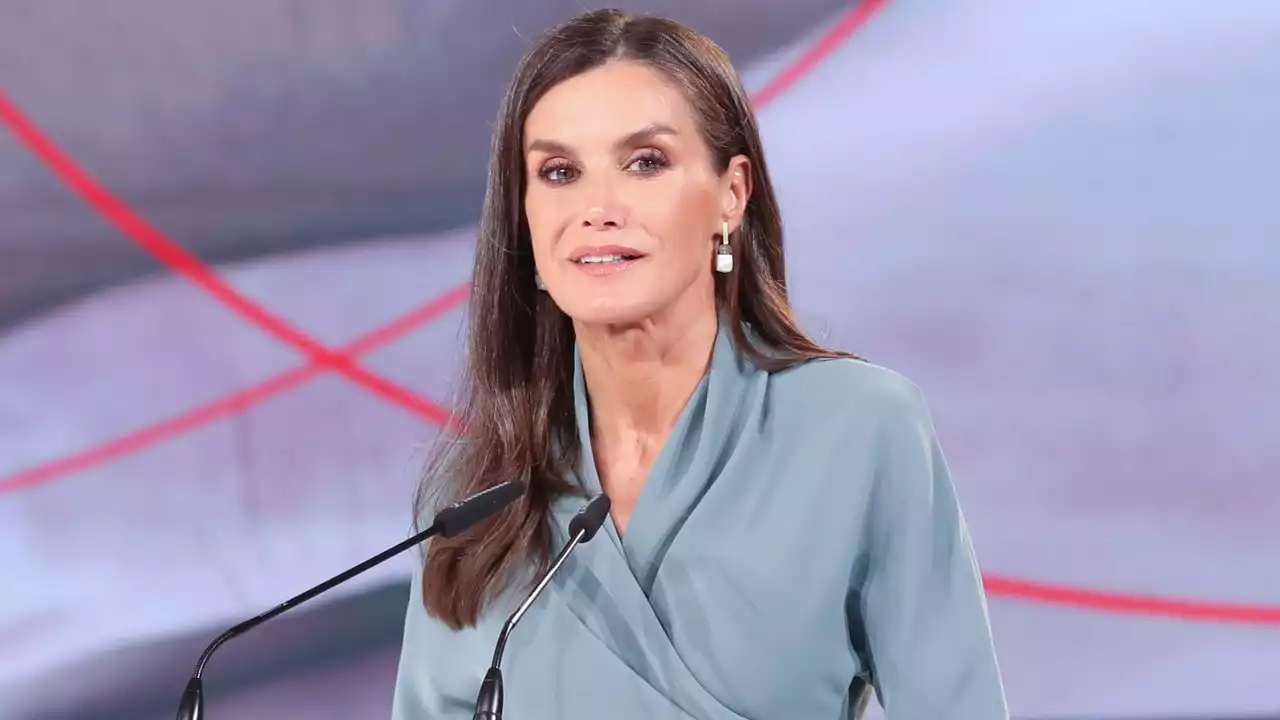 La reina Letizia sabe que el vestido envolvente es el que mejor sienta