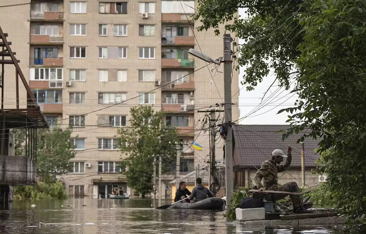 Kherson inondée visée par une frappe au 470e jour de guerre en Ukraine