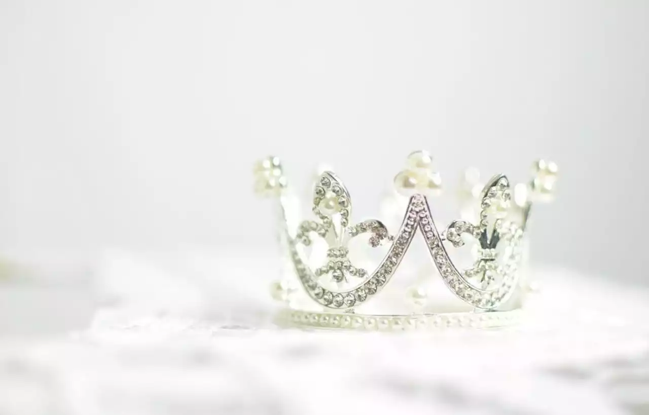 Quand le mari de la première dauphine brise la couronne de la miss