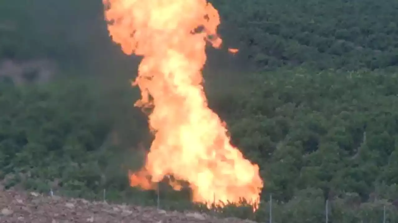 Una enorme columna de fuego en Fuente Carreteros, Córdoba, lleva activa una semana: ni la lluvia ha conseguido extinguirla