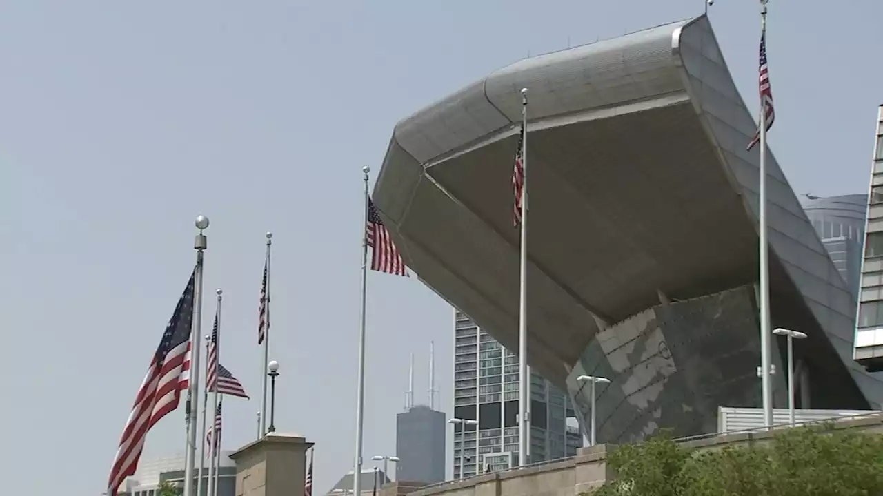 Mayor Brandon Johnson meets with Bears about staying at Soldier Field