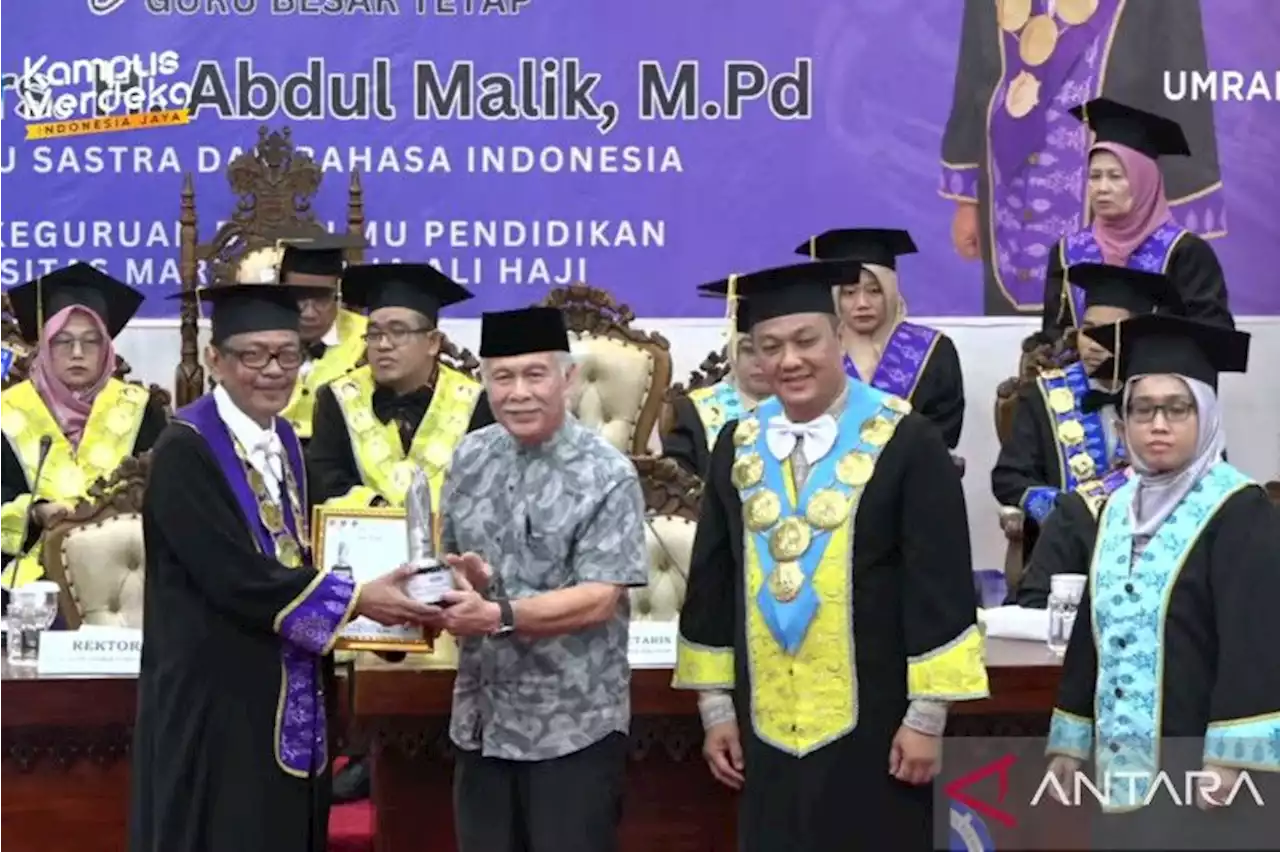 Profesor Abdul Malik dikukuhkan jadi guru besar UMRAH