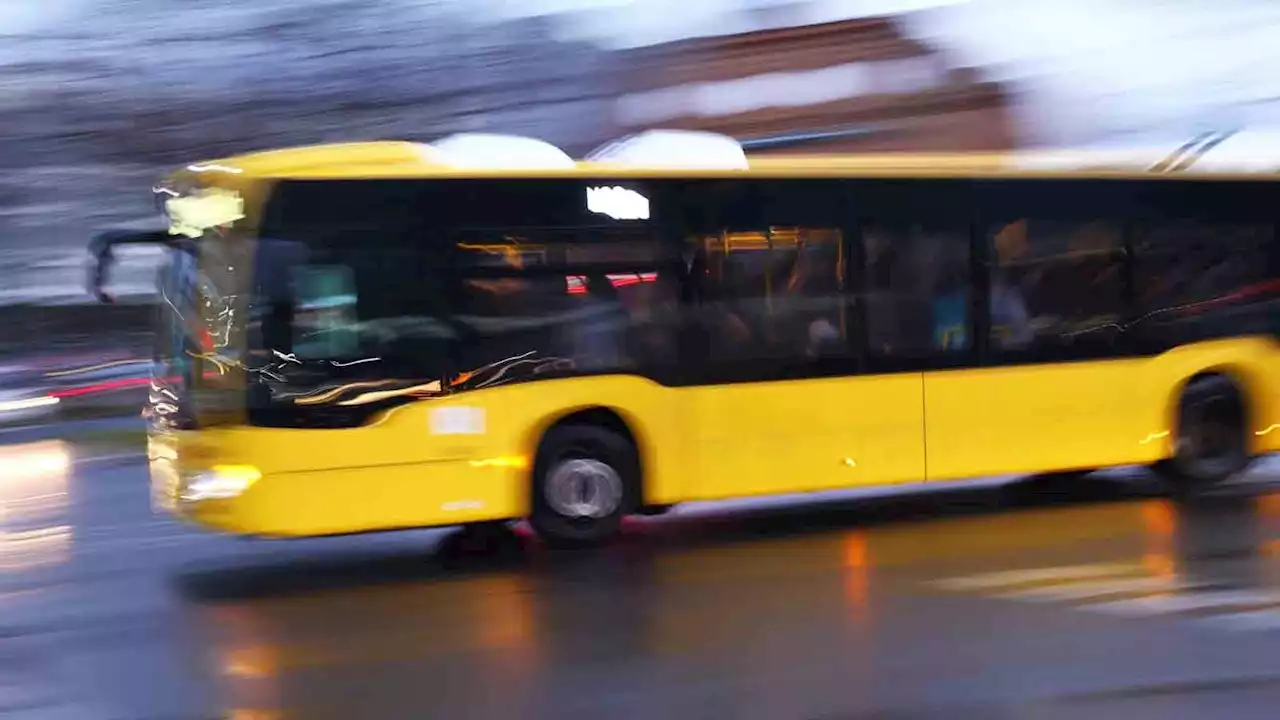 Vater vor seinen Kindern in Bus bedroht und geschlagen