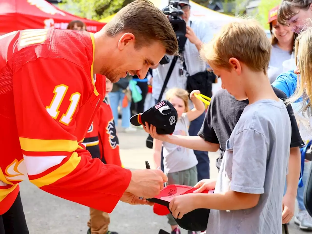 Flames centre Mikael Backlund a finalist for NHL’s King Clancy Trophy