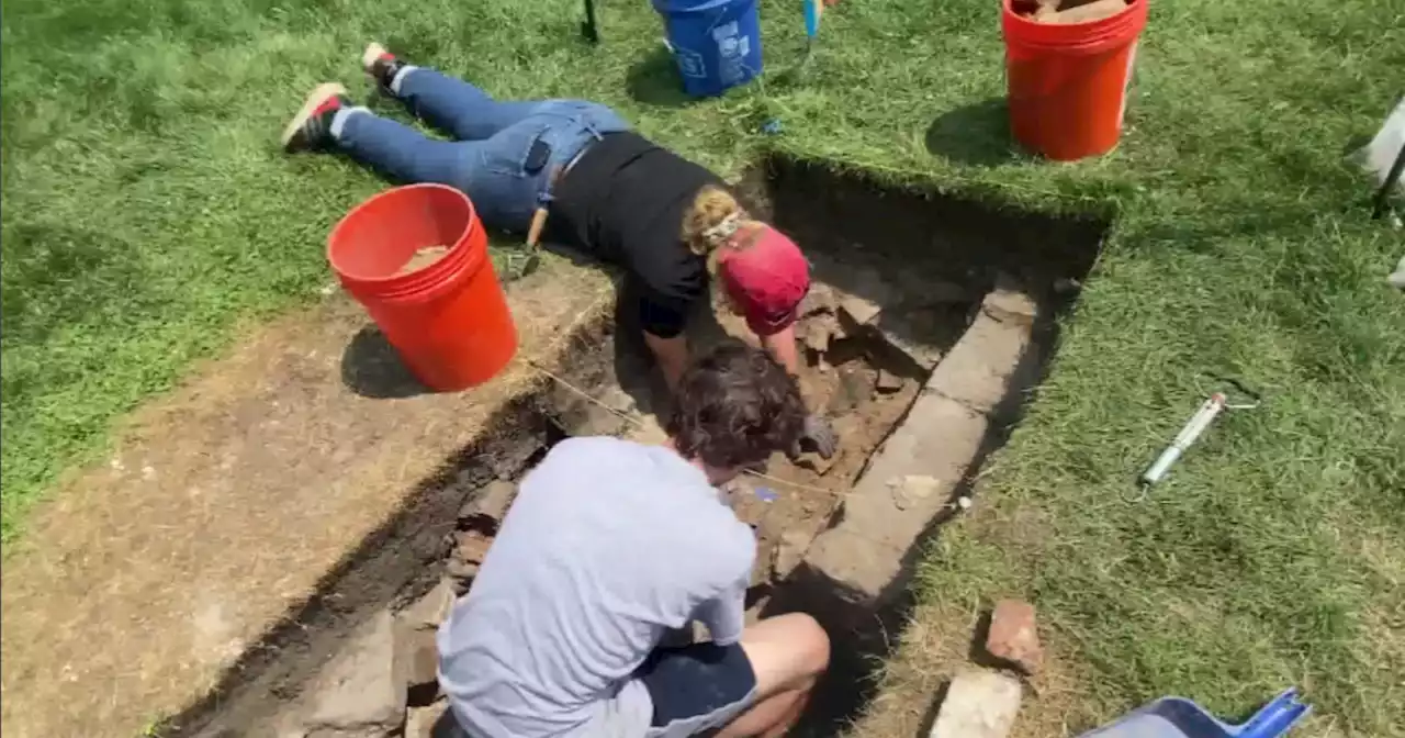 Archaeology students work to dig up lessons about Bronzeville's past at IIT