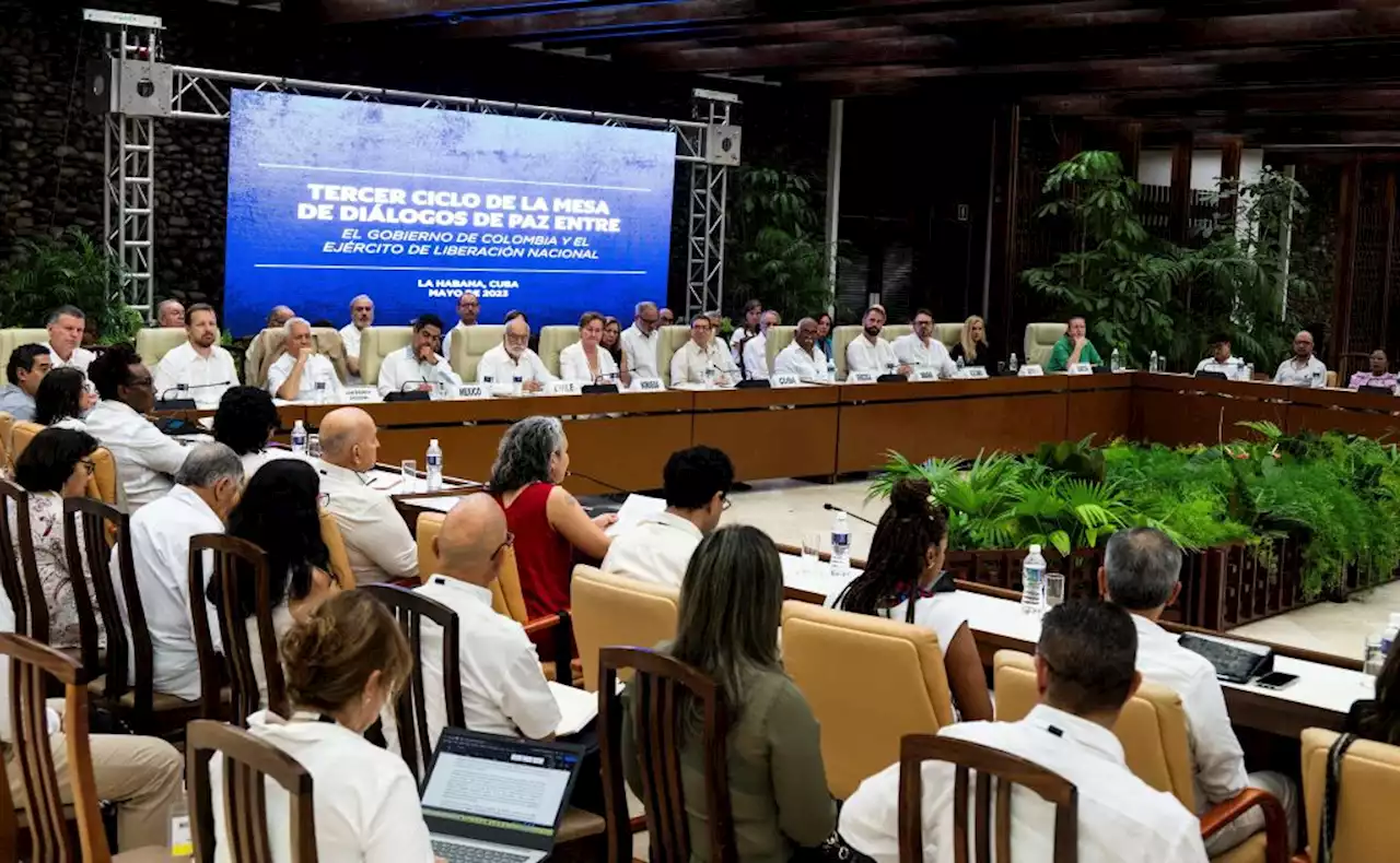 Delegaciones del Gobierno y el ELN piden aplazar para este viernes la clausura del tercer ciclo de negociaciones