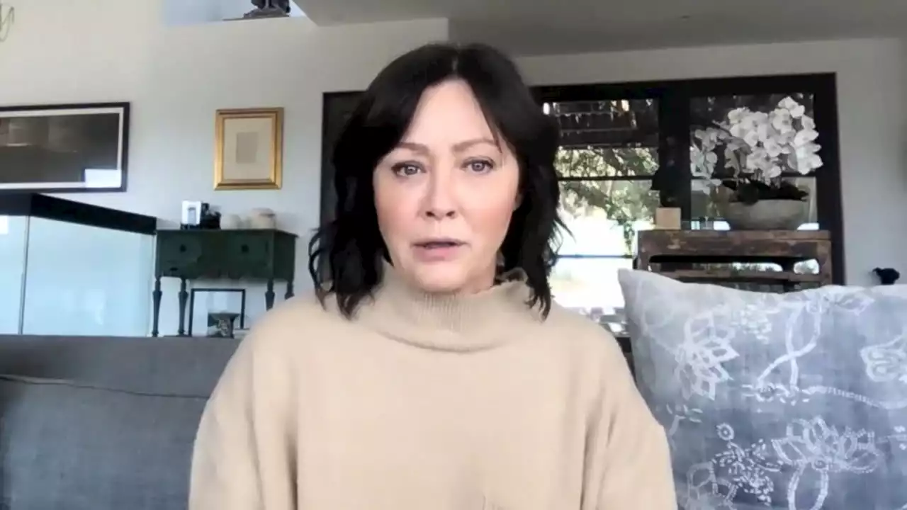 Shannen Doherty lotta contro il tumore e si mostra in un toccante video: 'Ho metastasi al cervello'