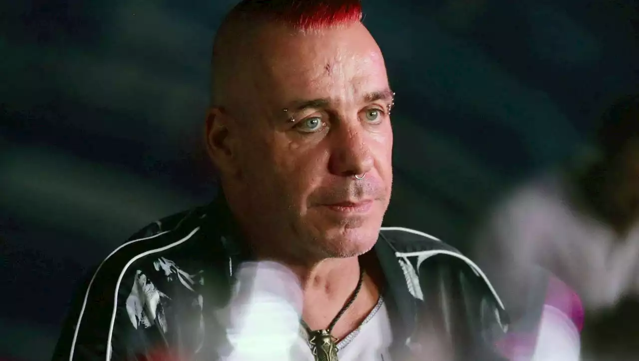 Till Lindemann: Rammstein-Sänger lässt Vorwürfe durch Anwälte zurückweisen