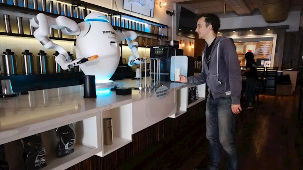 Kenalan dengan ADAM, Robot AI Pembuat Kopi dan Koktail