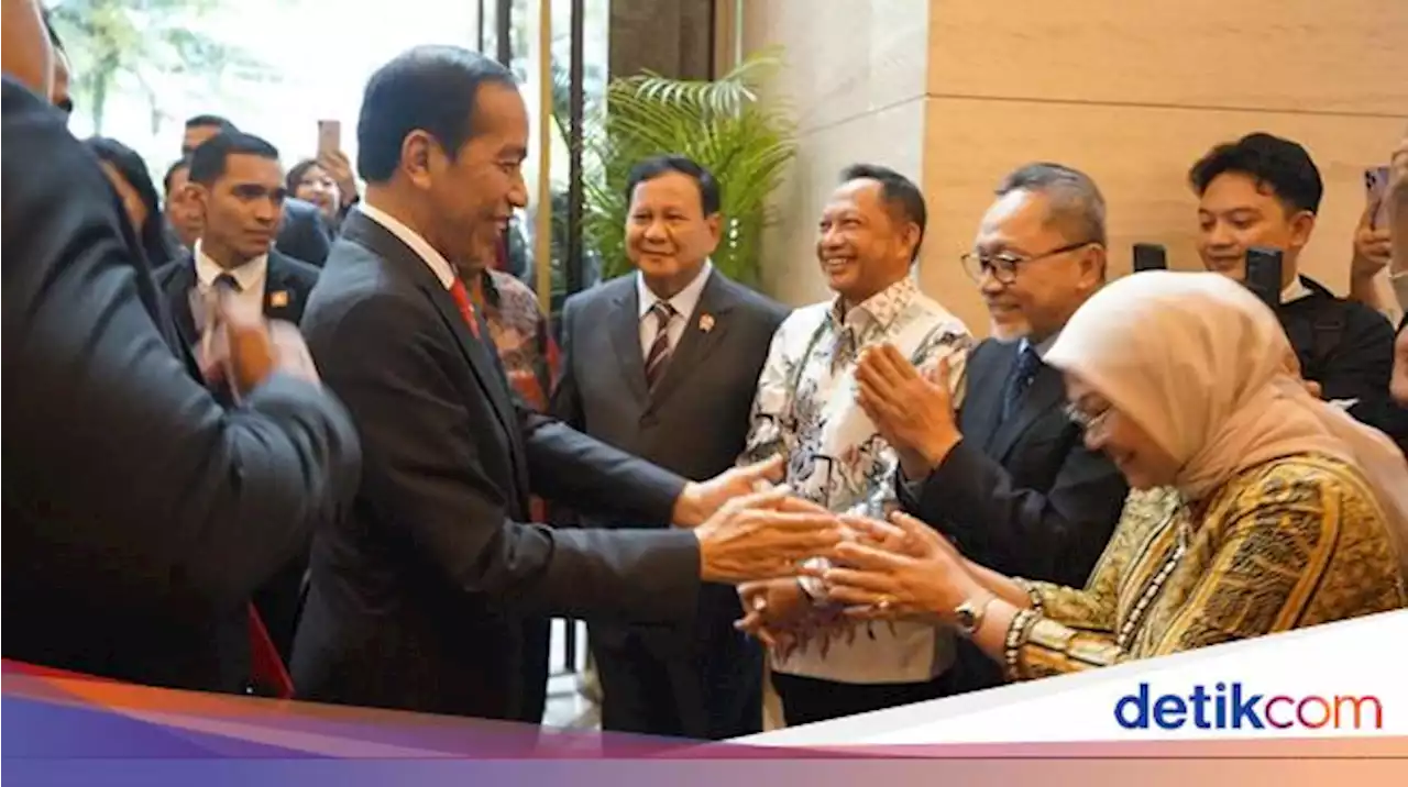 Tawa Lepas Jokowi Disambut Jajaran Menteri di Kuala Lumpur