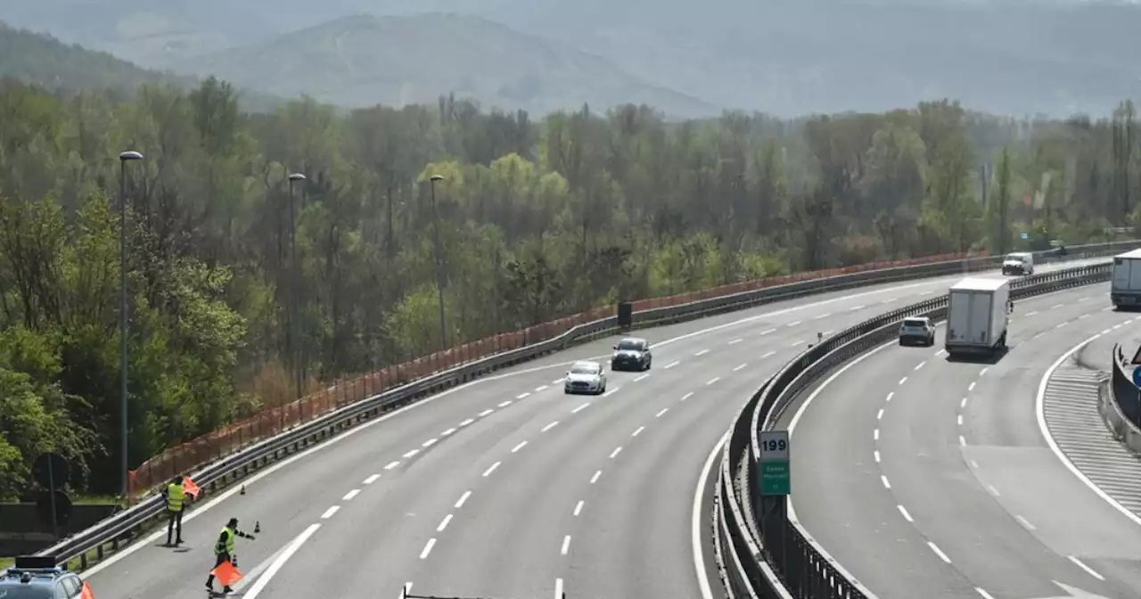 Portiera della macchina si apre in autostrada: 23enne scaraventata sull'asfalto