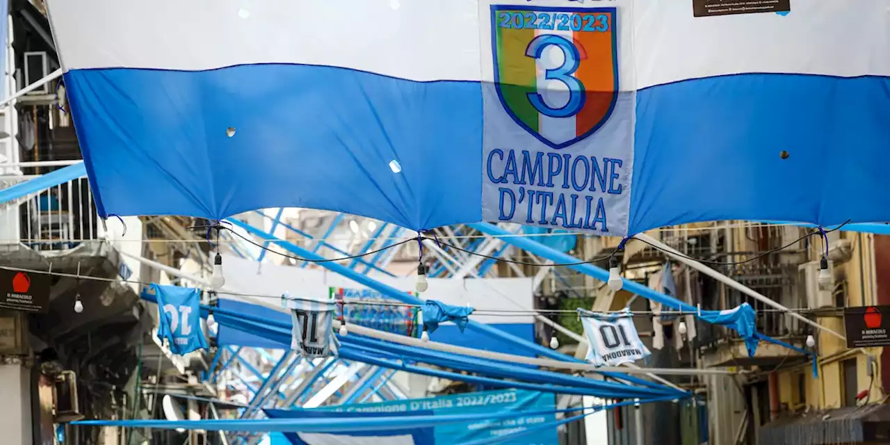 Ora Napoli deve pensare a togliere gli striscioni dello Scudetto - Il Post