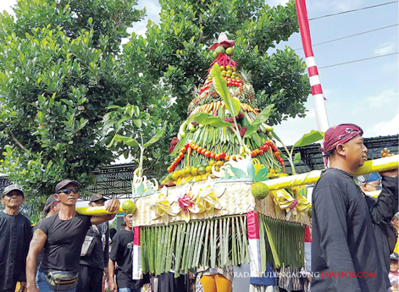 Keseruan Kirab Tumpeng di Sanankulon, Warga Rebutan Sayur hingga Ikan Hias