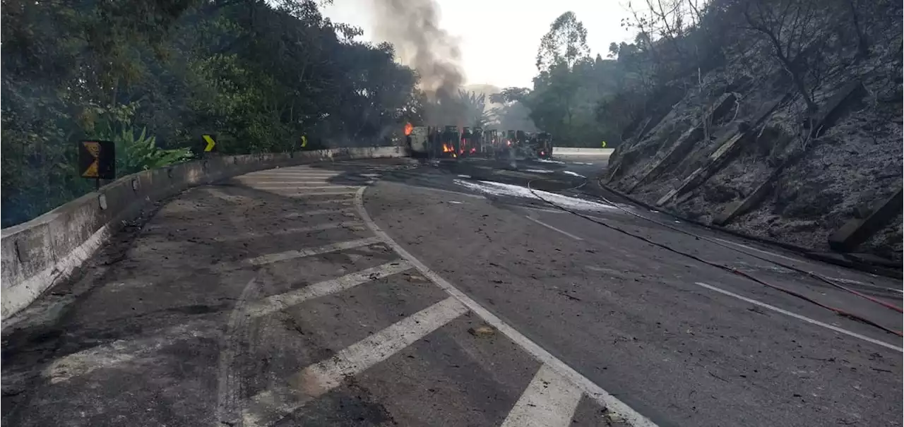 Caminhão que transportava combustível pega fogo na BR-040; motorista morre