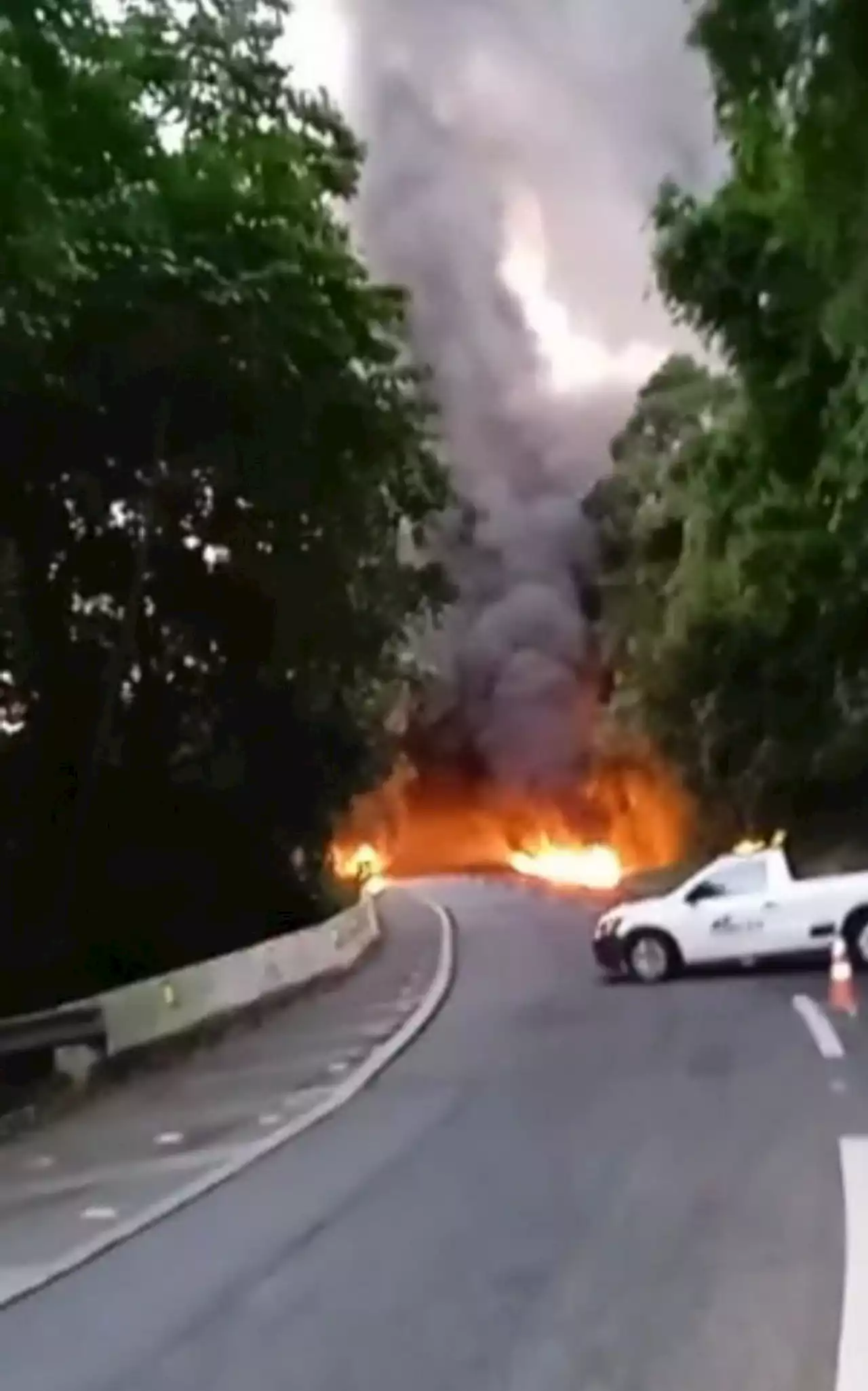 Caminhão de combustível pega fogo na Serra de Petrópolis | Rio de Janeiro | O Dia