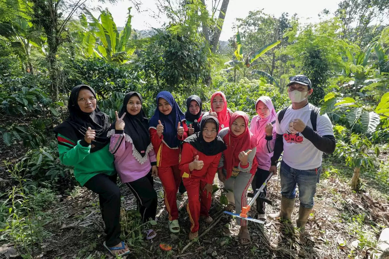 Mak-mak Kelompok Tani di Tanggamus Dapat Bantuan Alat Pertanian