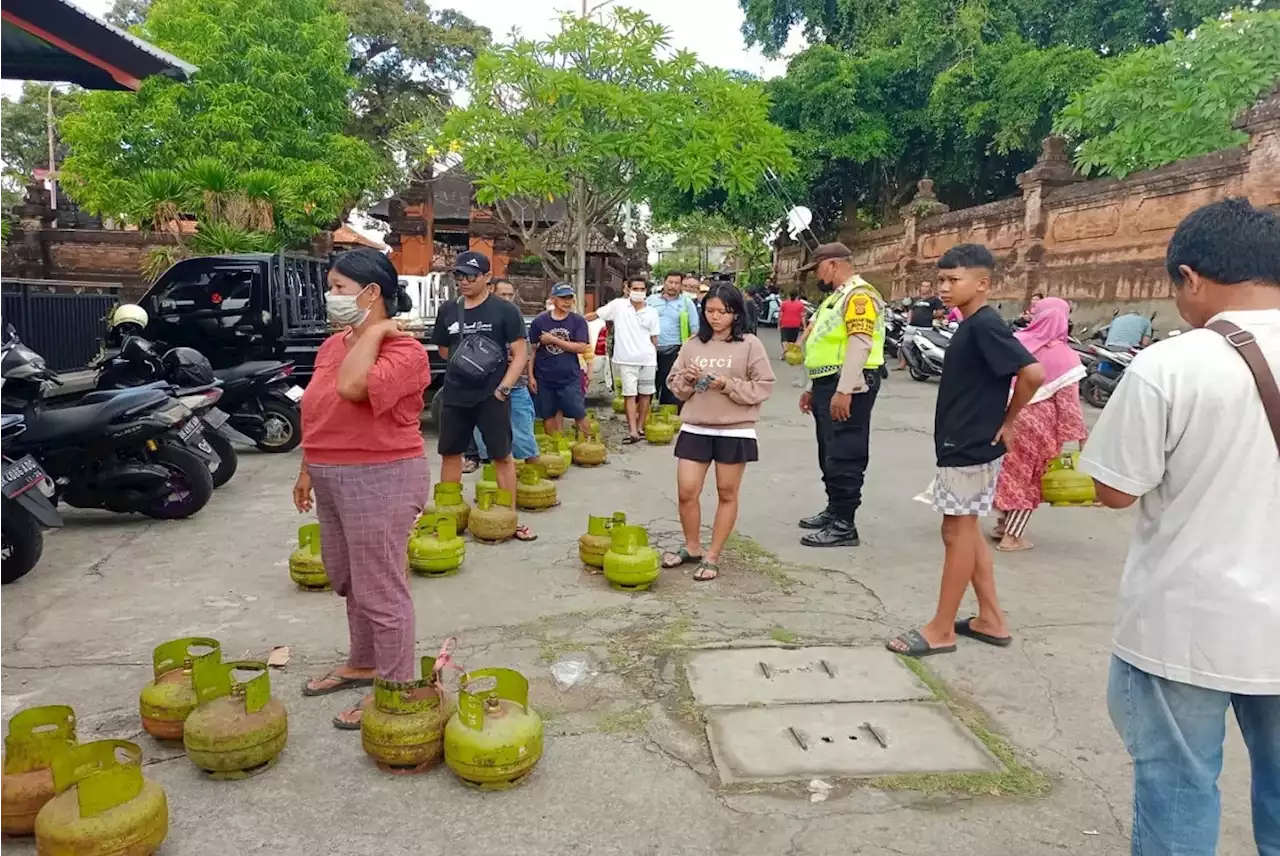 Polisi Turun Tangan Awasi Operasi Pasar LPG 3 Kg di Denpasar, Lihat Antreannya