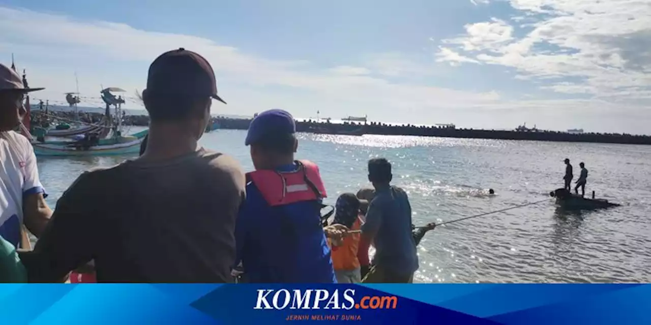 Kapal Karam Dihantam Ombak di Situbondo Saat Antar 5 Ton Air Tawar