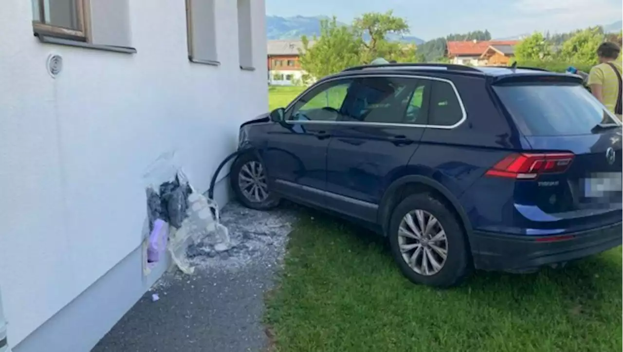 Auto-Lenker (66) nach Crash gegen Haus reanimiert