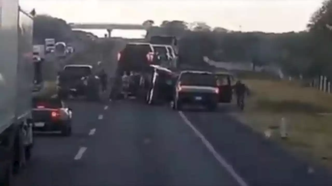 VIDEO. Grupo armado asalta tráiler cargado de camionetas de lujo en la autopista Aguascalientes-León