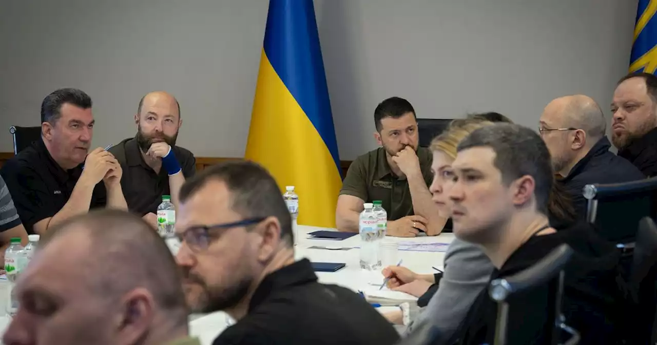 Ukraine : en visite à Kherson, Zelensky salue le travail des sauveteurs