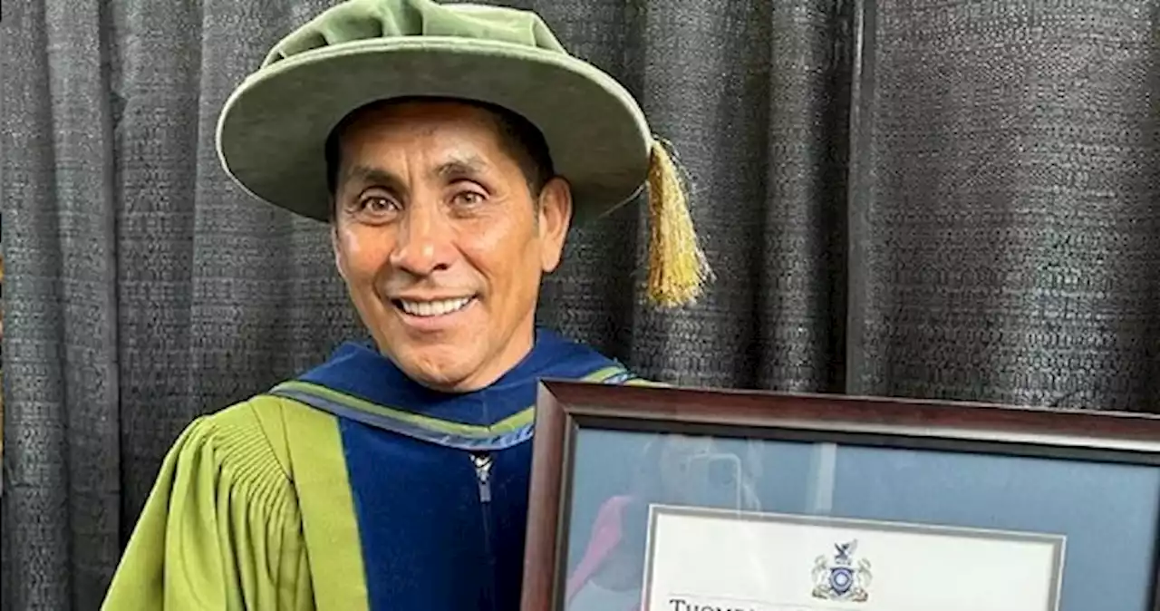 Jorge Campos recibe doctorado Honoris Causa por filantropía