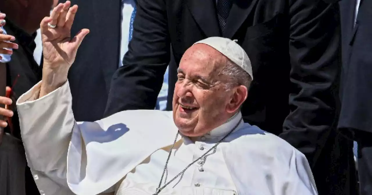 Papa Francisco pasó buena noche tras operación por hernia abdominal