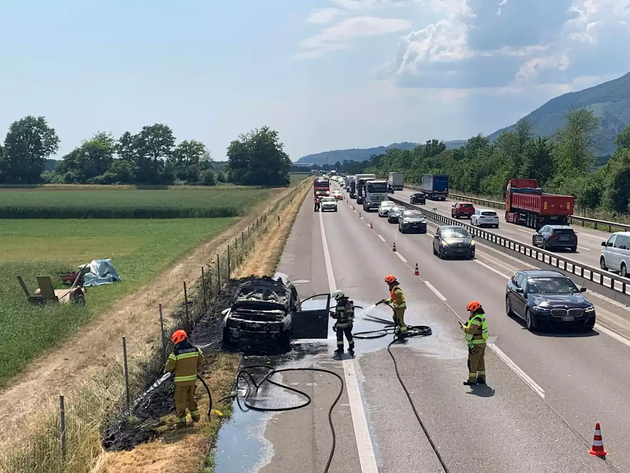 Autobahn A1 bei Kestenholz SO: Fahrzeugbrand auf Pannenstreifen