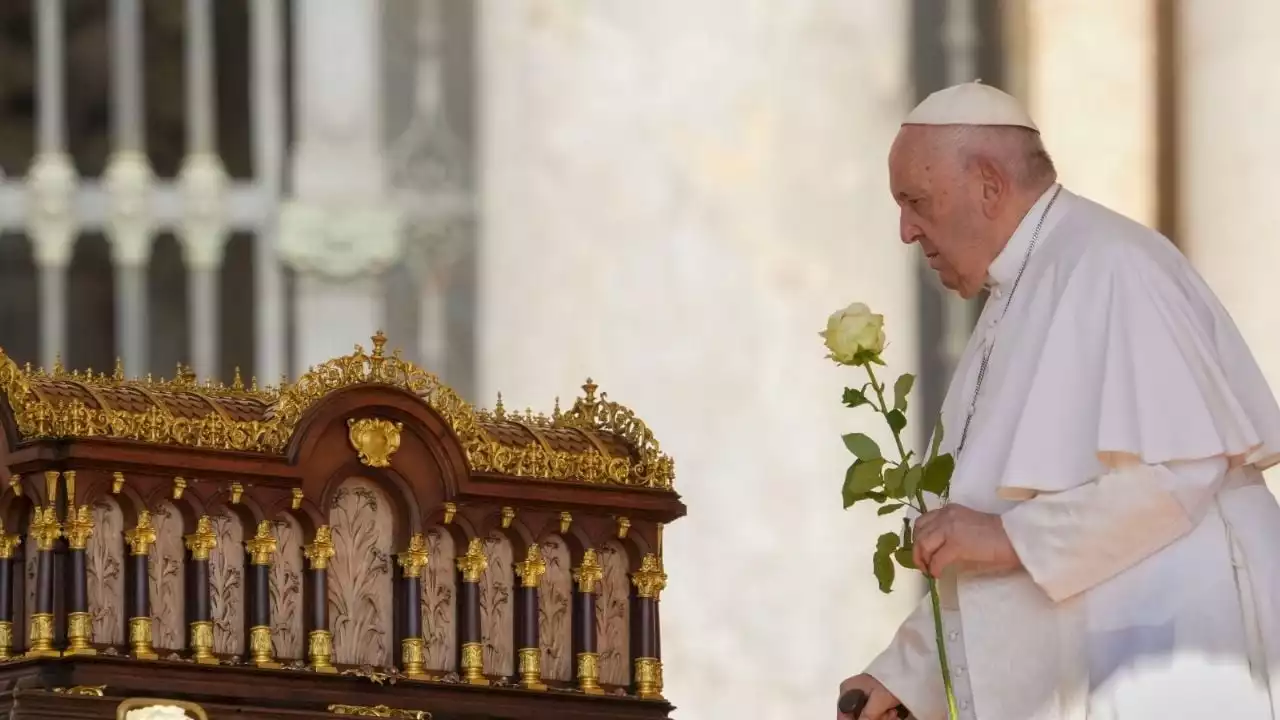 Operan con éxito al papa Francisco para retirar una hernia y tejido cicatrizal