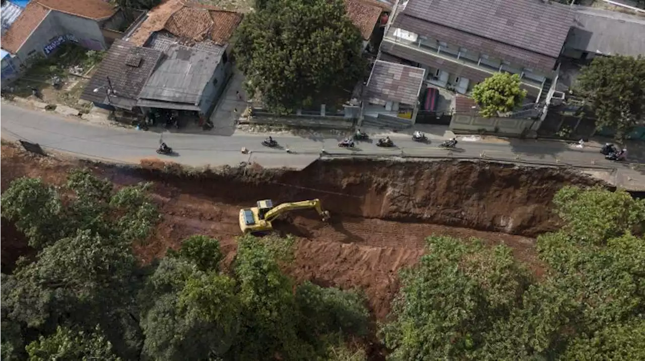 Komisi IV DPRD Jabar Dorong Pemprov Tambah Anggaran Perbaikan Jalan |Republika Online