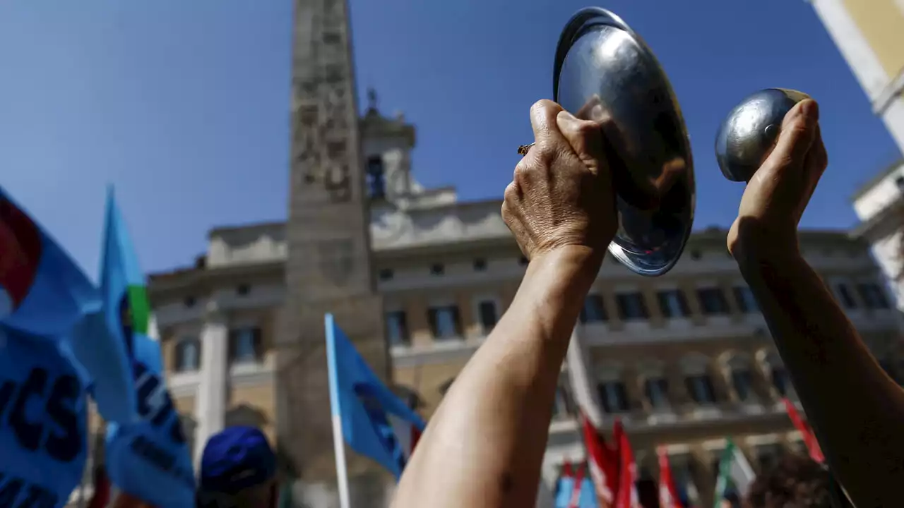 Vi porto nelle 'cucine da incubo' tra le lavoratrici delle mense scolastiche di Roma