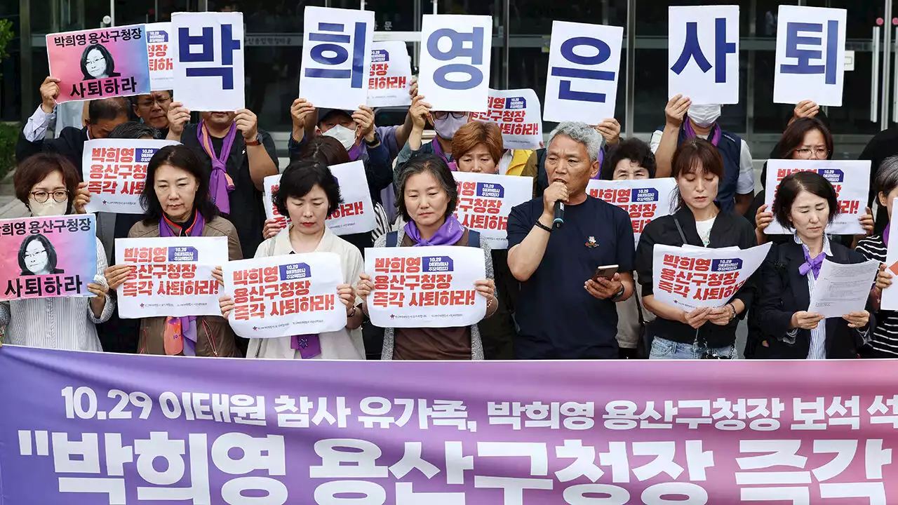 용산구청장 석방 다음날 '몰래 출근'…유족 집무실 앞 항의