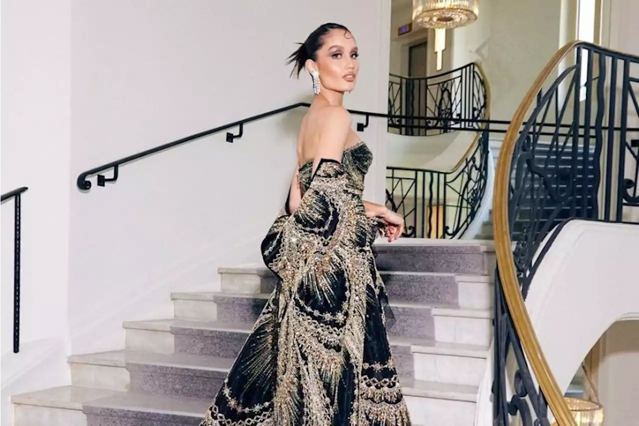 Cinta Laura Tampil Mewah dan Memesona di Red Carpet Cannes Film Festival 2023