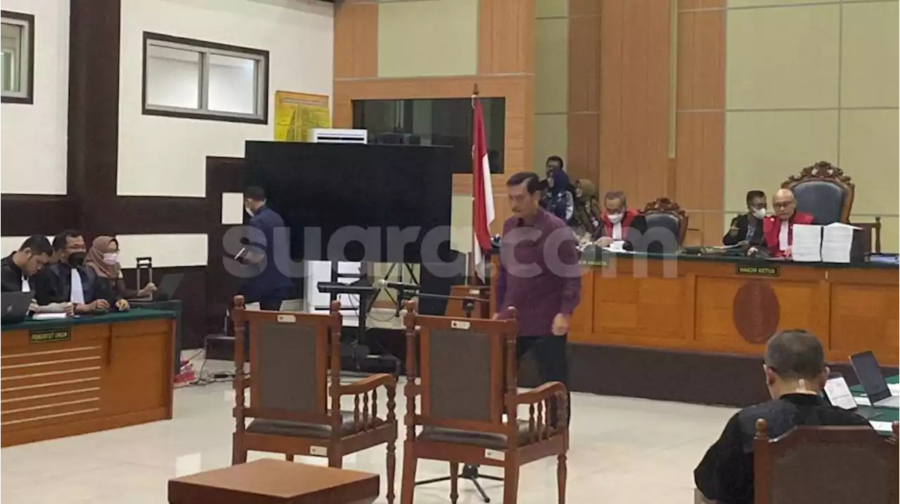 Kubu Haris - Fatia Protes Luhut Buka Contekan di Sidang, Hakim Murka hingga Ketok Palu: Setop!